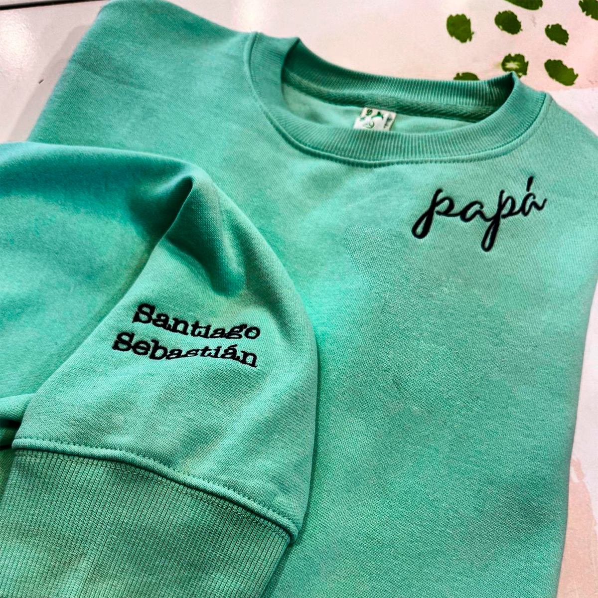 Sudadera clásica unisex con cuello redondo bordada a tu gusto